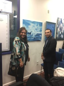 foto Elizabeth Arias Ojeda frente a su cuadro relacionado con la paz y Danilo Peña, pintor dominicano