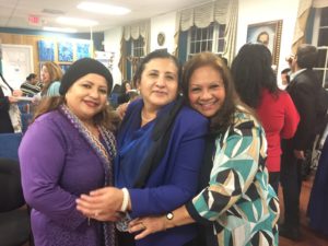 foto Morena Díaz y la Sra. Cónsul General de El Salvador, Ana Lorena Siria de Lara y Elizabeth Arias Ojeda