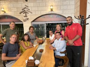 Grupo en el restaurante en Ramallah