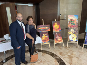 Con el colombiano Fouad Muaddi, asistente del Alcalde y nos entregó relagos artesanales muy simbólicos de la cultura palestina